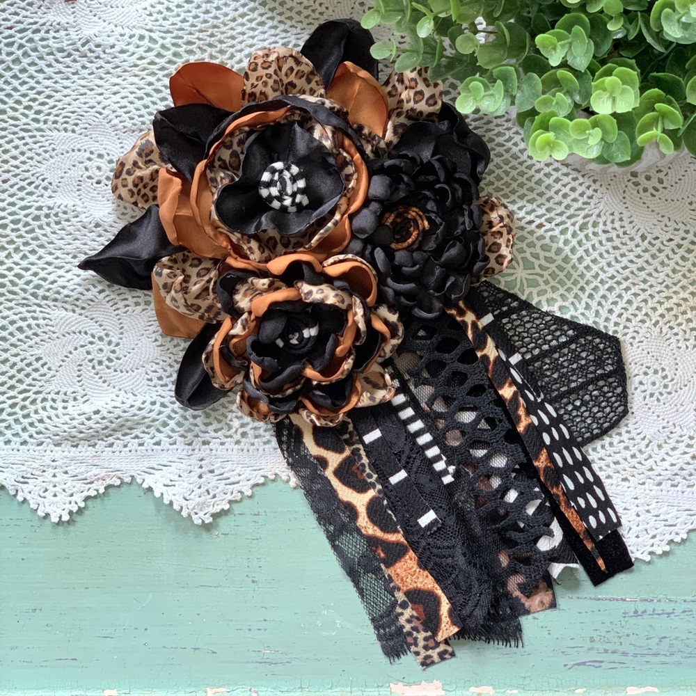 •|🖤Dre|• Handmade Flower Pin